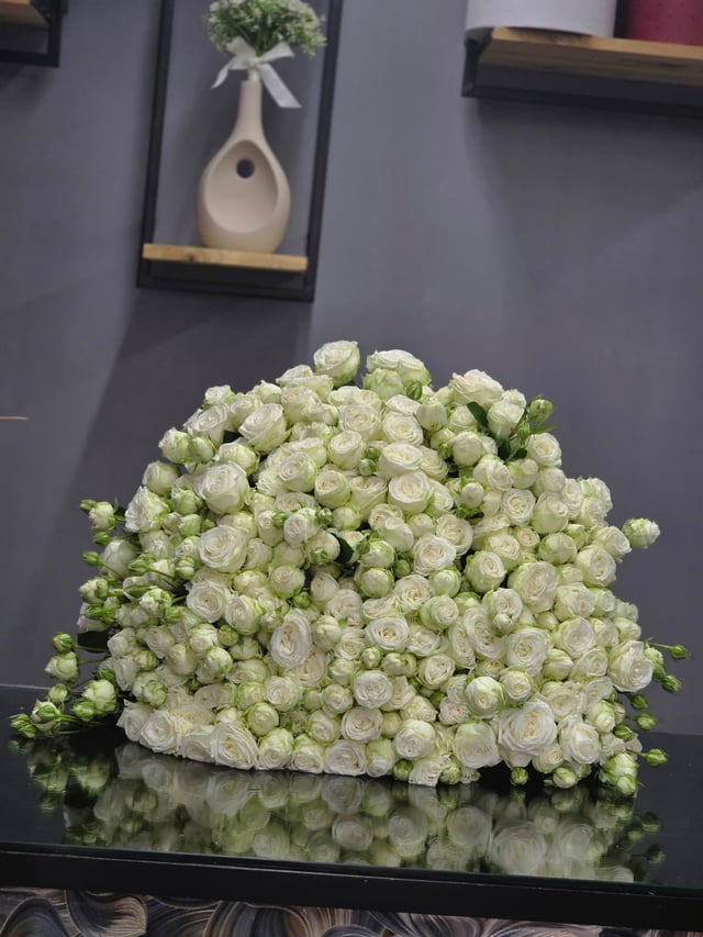 Ծաղկեփունջ սպիտակ փնջային վարդերով -  Askaryan Flowers