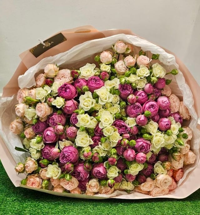 Ծաղկեփունջ փնջային վարդերով -   Aura Flowers