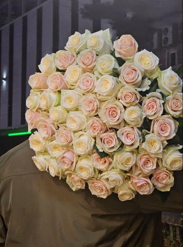 Ծաղկեփունջ հոլանդական  վարդերով -  Aura Flowers
