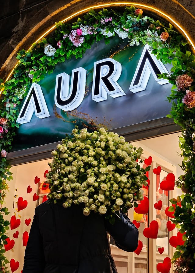 Սպիտակ փնջային վարդերով ծաղկեփունջ -  Aura Flowers