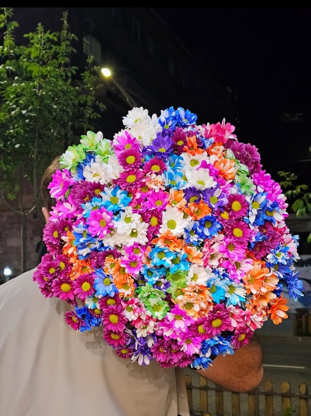 Ծաղկեփունջ գույնզգույն քրիզանթեմներով - Aura Flowers
