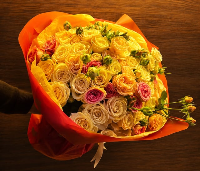 Ծաղկեփունջ փնջային վարդերով -   Aura Flowers