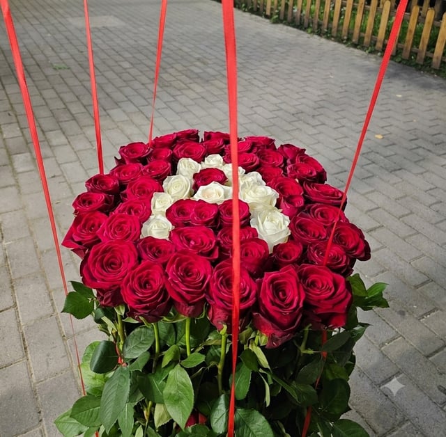 Ծաղկեփունջ հոլանդական վարդերով -  Aura Flowers