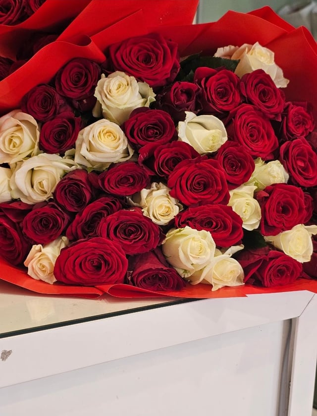 Ծաղկեփունջ հոլանդական վարդերով -  Aura Flowers