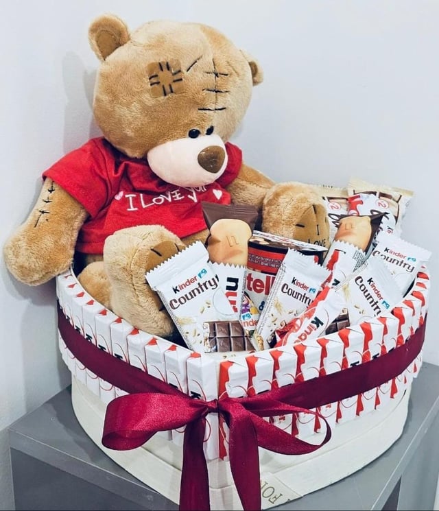 Kinder քաղցր հավաքածու և փափուկ արջուկ - Aura Flowers