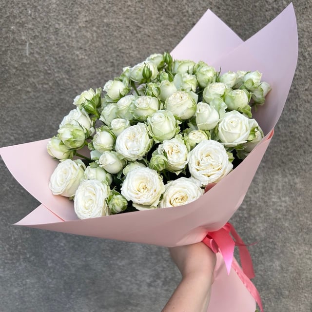 Bouquet of 11 white spray roses