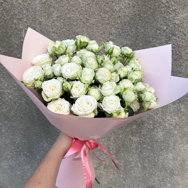 Bouquet of 11 white spray roses