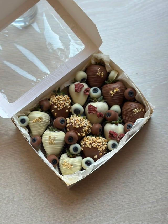 Chocolate-covered strawberries BOX 05