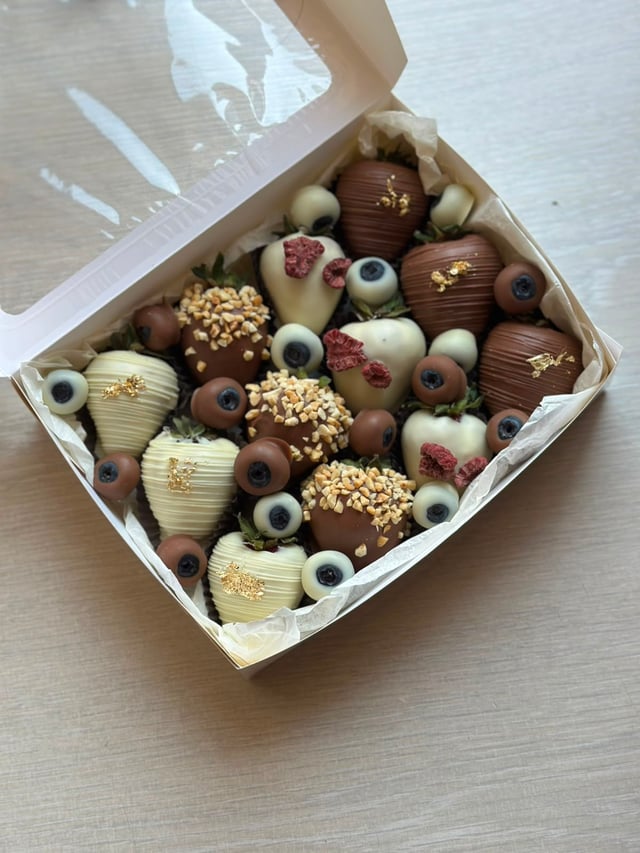 Chocolate-covered strawberries BOX 05