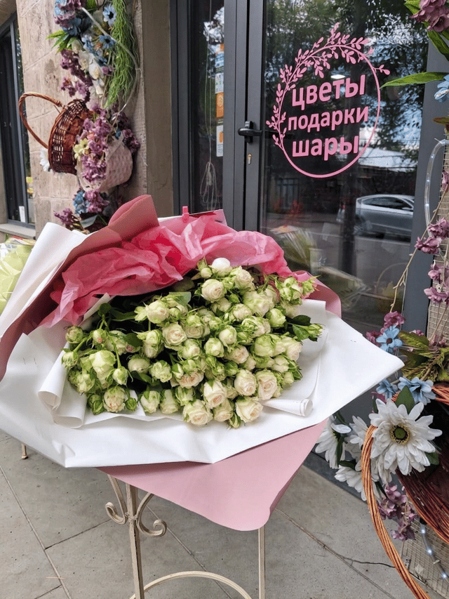Bouquet with white spray roses - Amela Rose