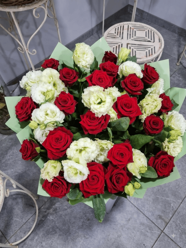 Bouquet with roses and lisianthus - Amela Rose
