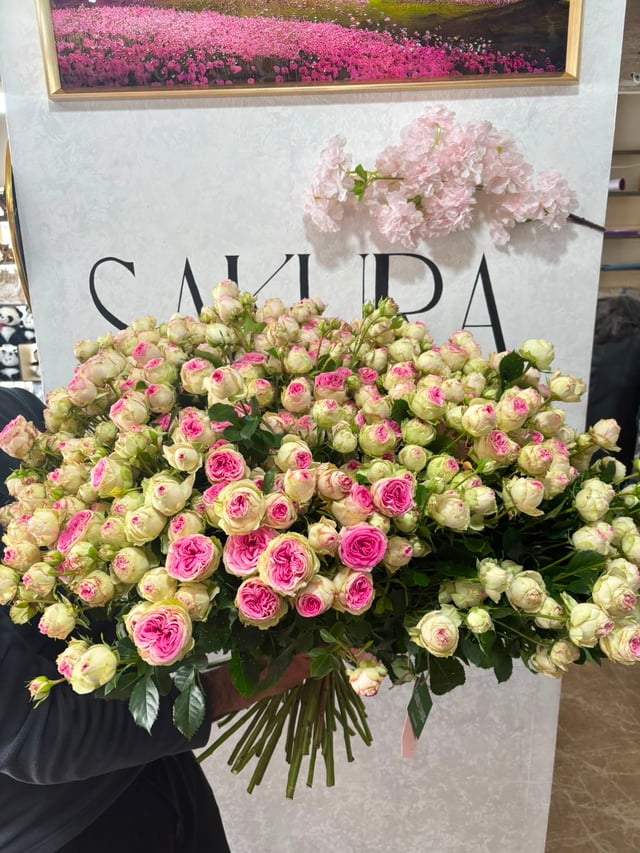 Bouquet with spray roses - Sakura Flowers