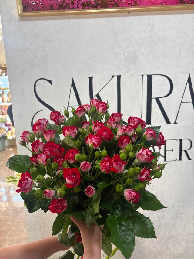 Bouquet with red spray roses - Sakura Flowers