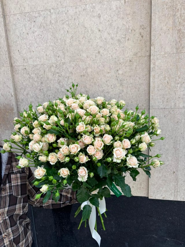 Bouquet with spray roses - Sakura Flowers