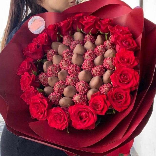 A bouquet of fresh and chocolate-covered strawberries - VkusLil