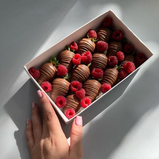 Assorted chocolate-covered strawberries in a box - VkusLil