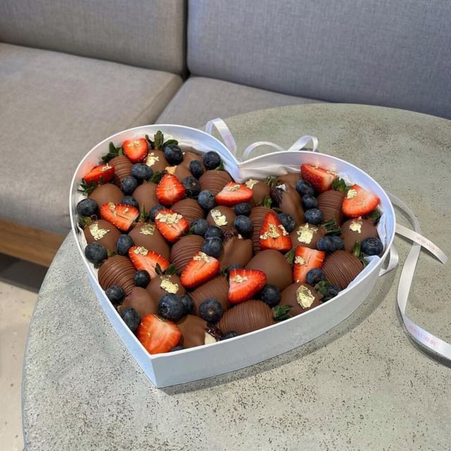 Շոկոլադապատ ելակներ և թարմ հատապտուղների հավաքածու-  VkusLil